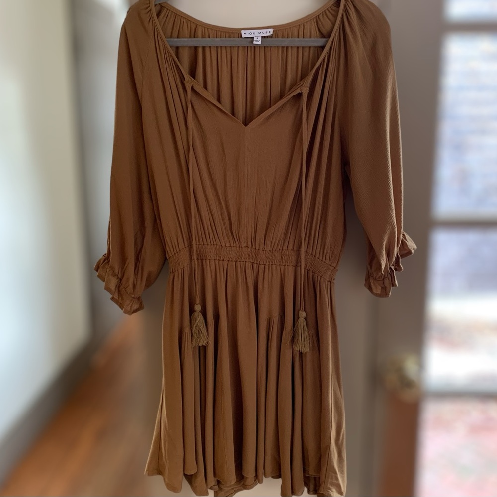 Miou Muse, Tunic blouse, Size Small, caramel color. Rayon.